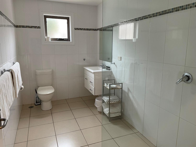 Bathroom 3, Millthorpe Motel, Blayney