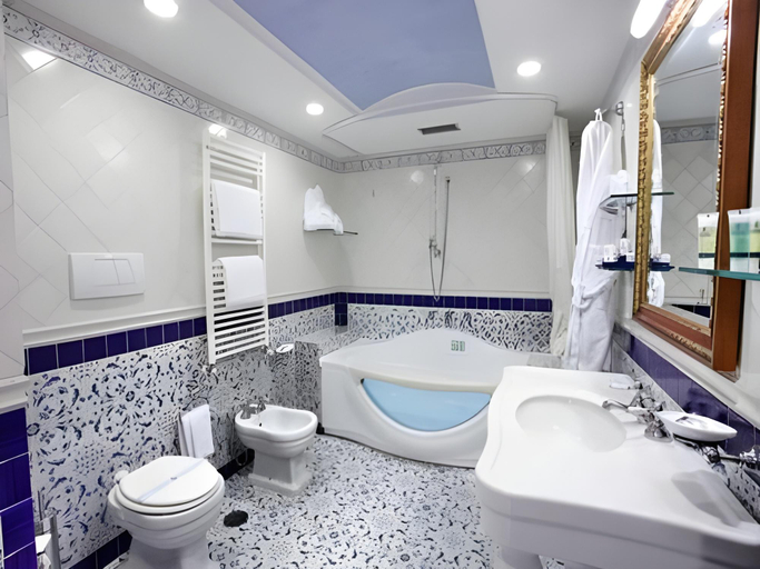 Bathroom 4, Lloyd's Baia, Salerno