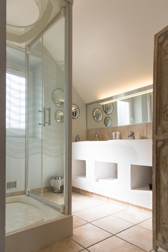 Bathroom 2, Chambres et Tables d'hotes du Puits d'Athie, Yonne