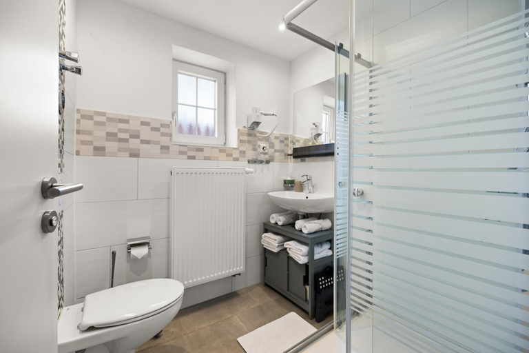 Bathroom 2, ADN Apartments, modern and minimalist, Günzburg