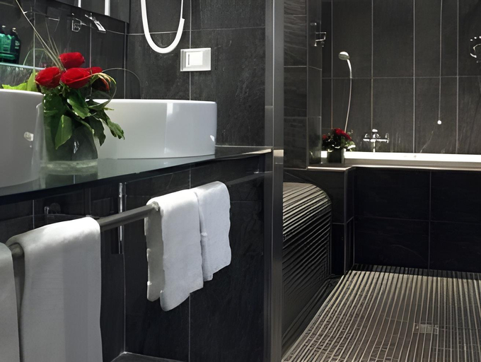 Bathroom 5, Savoia Hotel Regency, Bologna