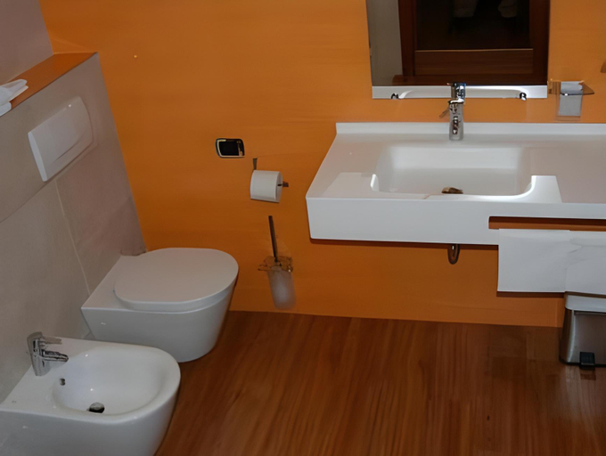 Bathroom 3, Hotel Confine, Verona
