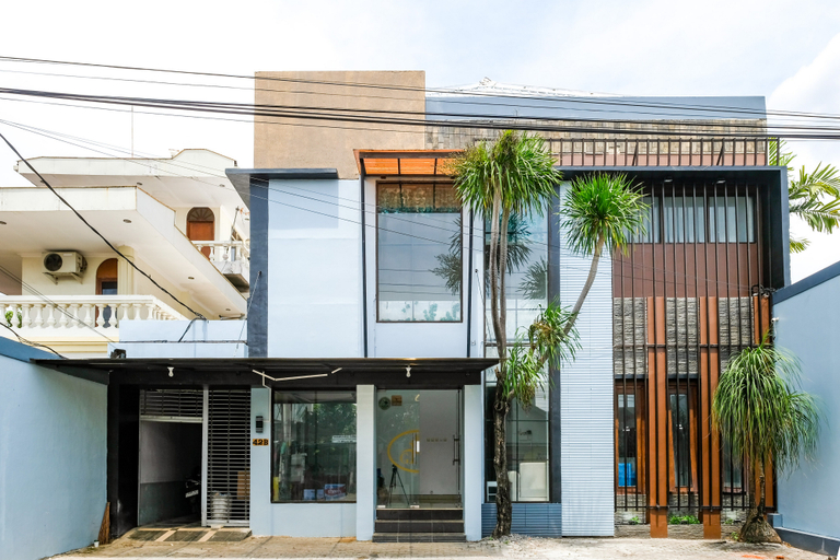 Exterior & Views