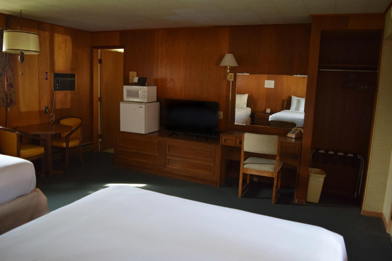 Bedroom 2, Mid-City Motel, Chippewa