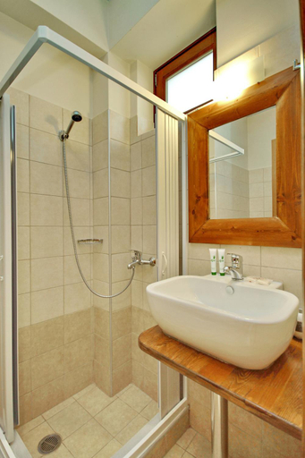 Bathroom 3, Thea Valtessinikou, Peloponnese