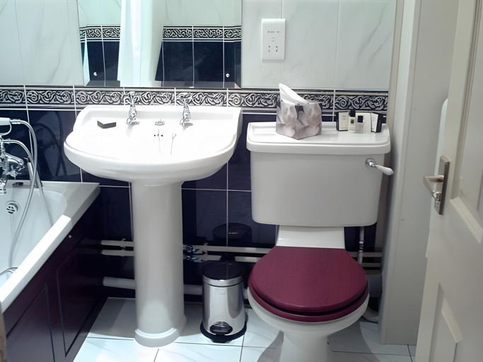 Bathroom 3, The Olde Windmill Inn, Norfolk