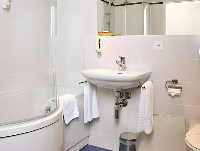 Bathroom 4, Hôtel de la Couronne, Morges