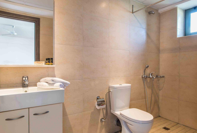 Bathroom 4, Gerona Mare, Crete