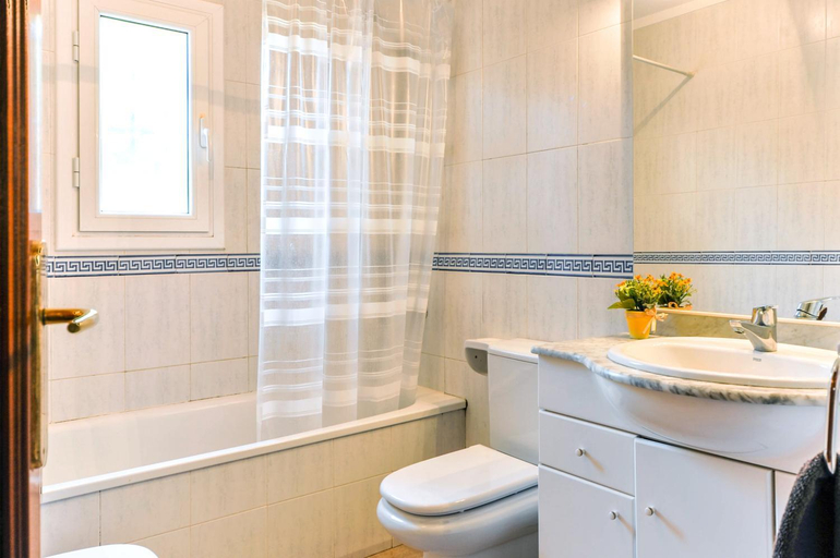 Bathroom 3, Ricardel 20, Girona
