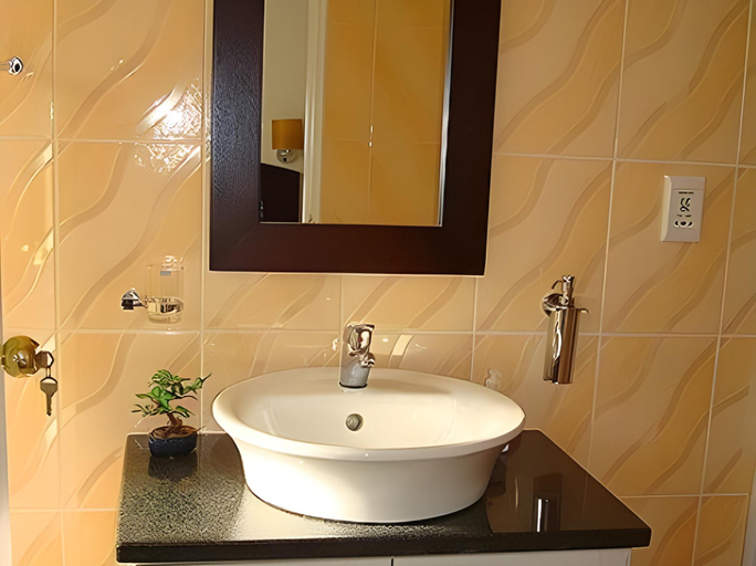 Bathroom 2, Addis Bed and Breakfast, eThekwini