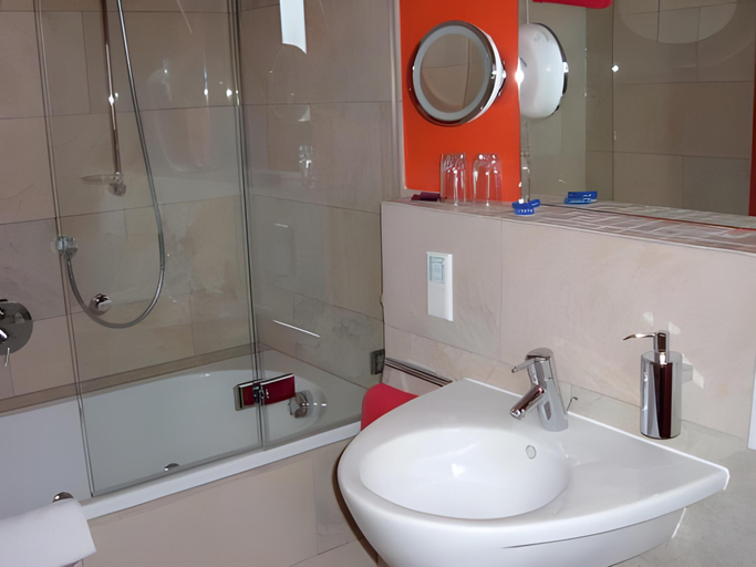 Bathroom 4, Hotel zur Burg Nurburg Large car park, Ahrweiler