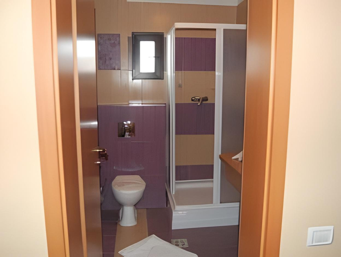 Bathroom 4, New Wolf, Bran