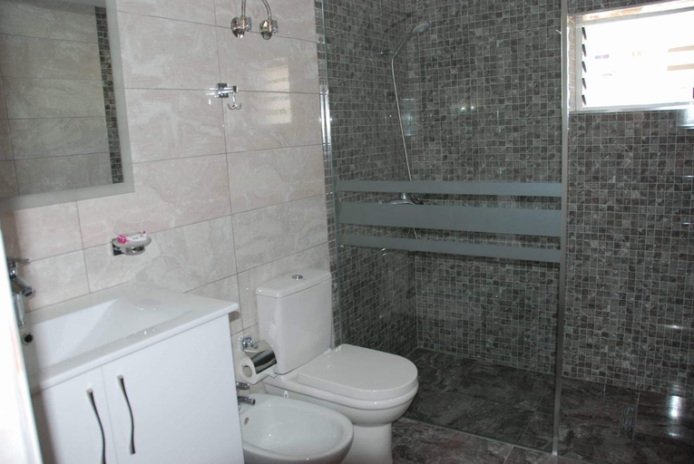 Bathroom 5, The Hill Sea View Apartment, Sarandës