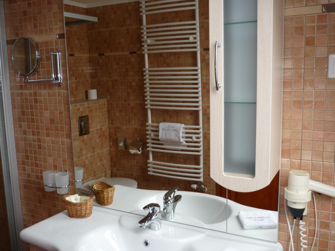 Bathroom 4, Oreg Malom Hotel, Csepreg