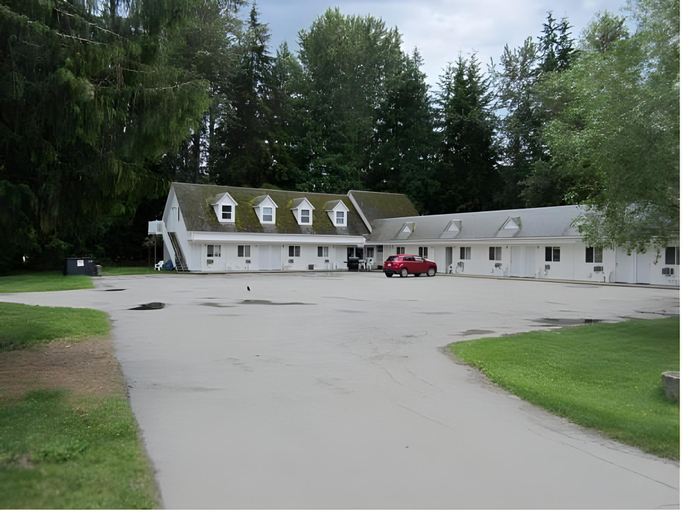 Others 4, Pines Motel, Columbia-Shuswap