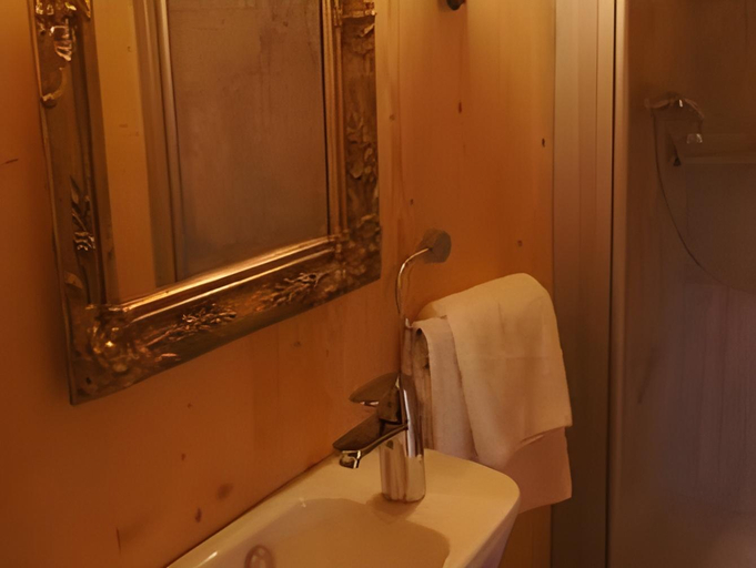 Bathroom 2, Seehotel Malerwinkel, Miesbach