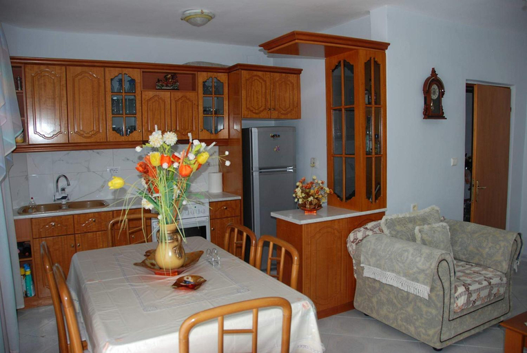 Others 5, The Hill Sea View Apartment, Sarandës