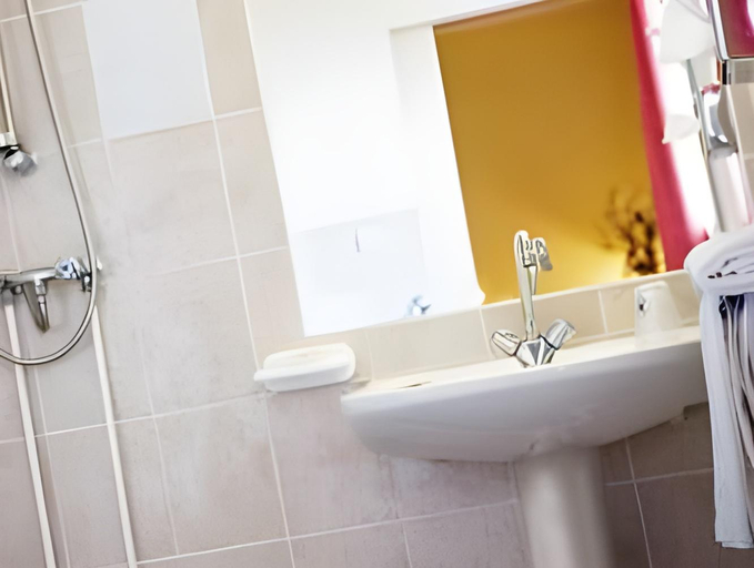 Bathroom 3, The Originals Access, Hôtel Arcole, Nancy Sud, Meurthe-et-Moselle