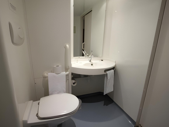 Bathroom 5, Logis Hotel Victor Hugo & Spa, Doubs