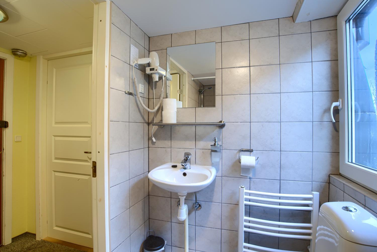 Bathroom 3, Ebsens Hotel, Lolland