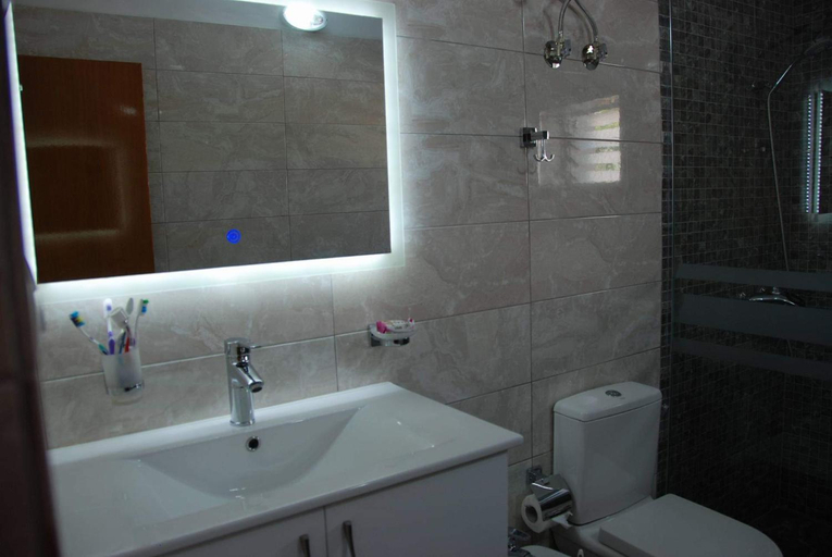 Bathroom 2, The Hill Sea View Apartment, Sarandës