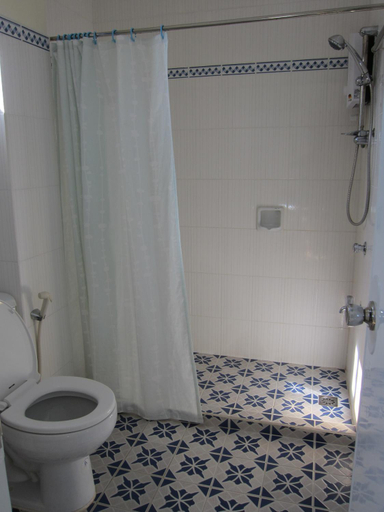 Bathroom, Squares Beachfront Apartments, Puerto Galera
