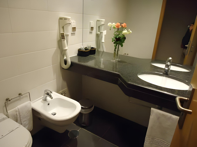 Bathroom 4, Hotel Jose Alberto, Viseu