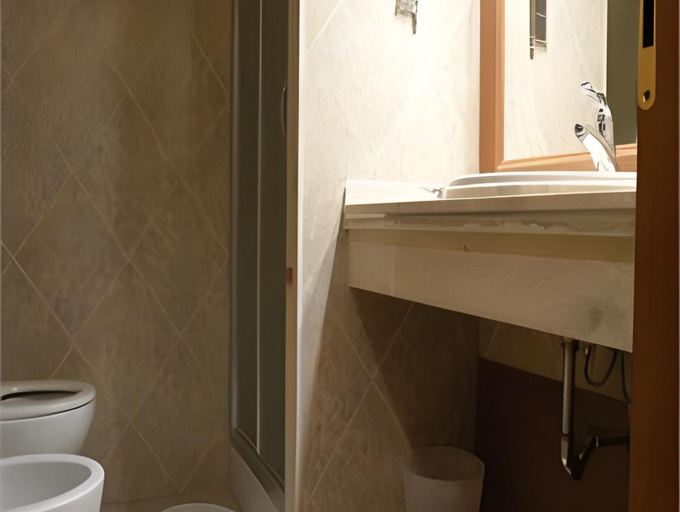 Bathroom 5, Hotel Centrale, Latina