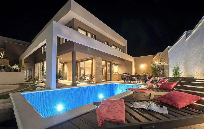Sport & Beauty, Stylish Villa Aria with pool, 100m to beach and sea, Tučepi