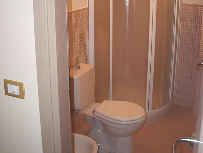 Bathroom 3, Burlamacco Gold, Lucca