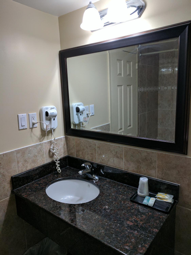 Bedroom 4, Luxury Inn, Simcoe