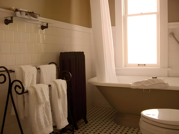 Bathroom 5, Chamberlin Inn Cody, Park