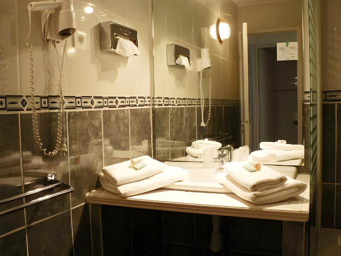Bathroom 3, Hotel Des Tuileries, Gard