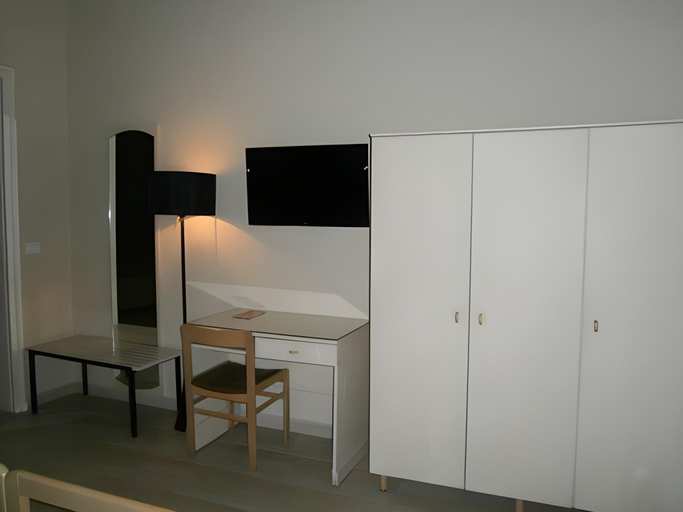 Others 5, IRON Hotel, Bari