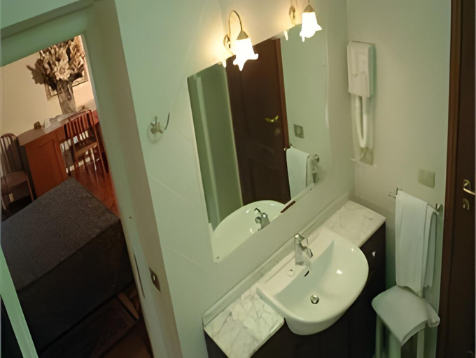 Bathroom 4, Hotel Julia, Roma
