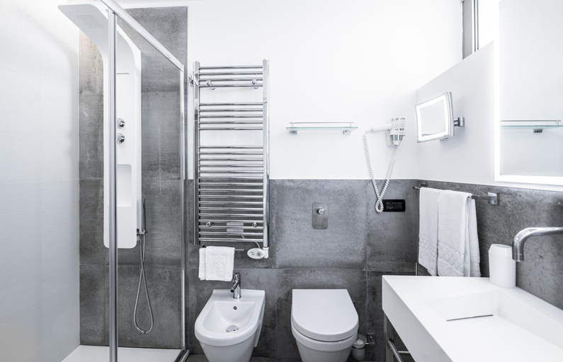 Bathroom 4, Bellini, Udine