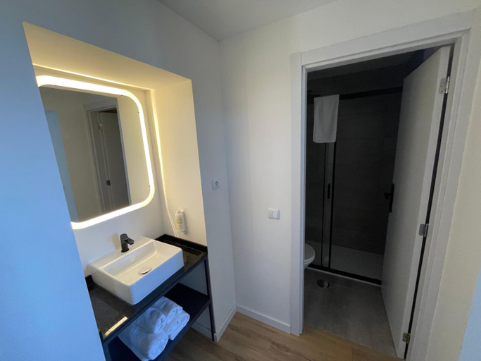 Bathroom 3, Hotel Portucalense, Porto