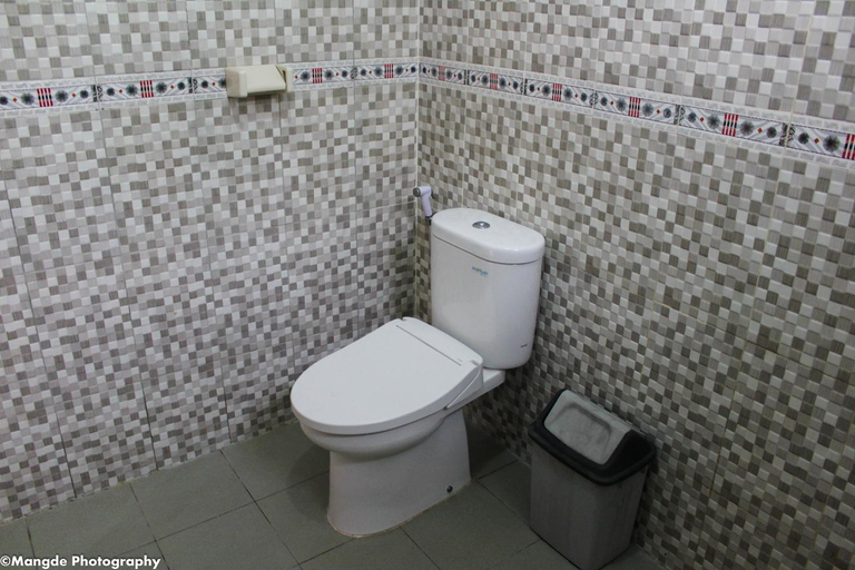 Bathroom 1, Medal Jaya Hostel & Room, Klungkung