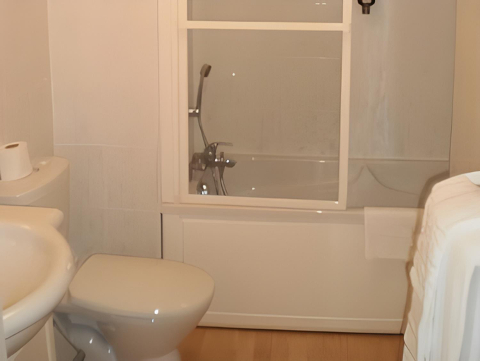 Bathroom 3, Residhotel Mulhouse Centre, Haut-Rhin