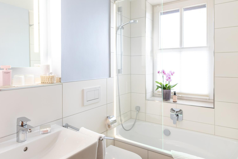 Bathroom 1, Tiemanns Hotel, Diepholz