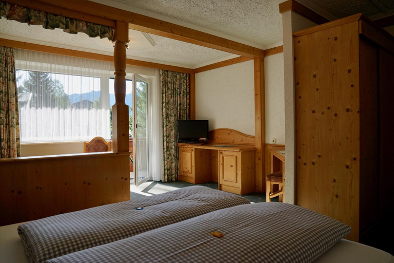 Bedroom 2, Garni Hotel Wildanger, Reutte
