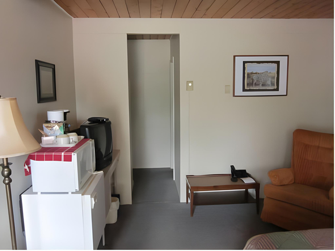 Others 2, Pines Motel, Columbia-Shuswap