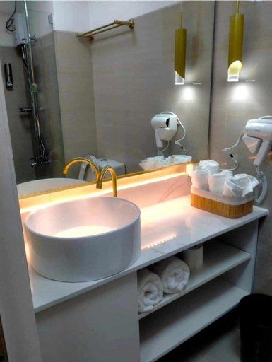 Bathroom 4, New York Suite - by GUEST RESERVATION'S MANILA, Pasay City