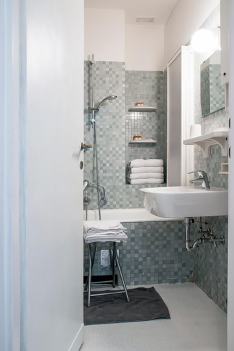 Bathroom 2, Appartamenti Scrovegni, Padua