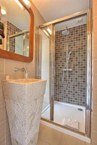 Bathroom 4, Logis Hotel - Le Manoir de Sauvegrain, Yvelines