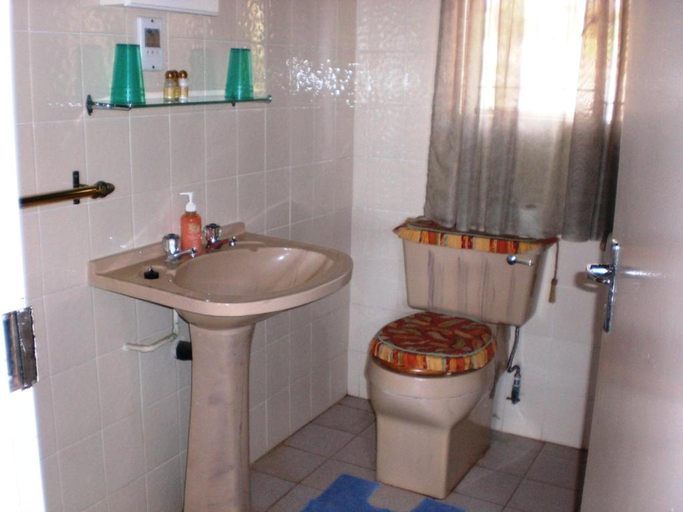 Bathroom 2, Haus Kopatsch Self Catering, Ehlanzeni