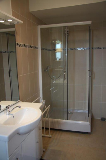 Bathroom 5, Hôtel Les Charmilles De Mormal, Nord
