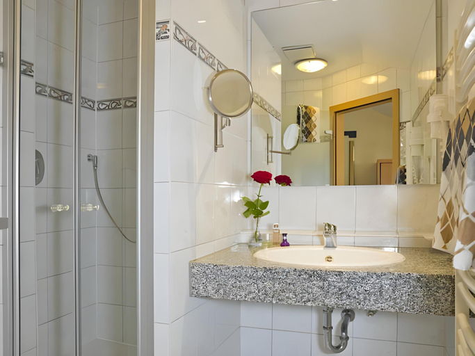 Bathroom 3, Hotel Garni Vier Jahreszeiten, Passau