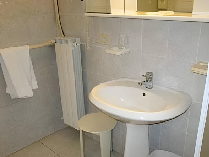 Bathroom 3, Ascot Lodging, Varese