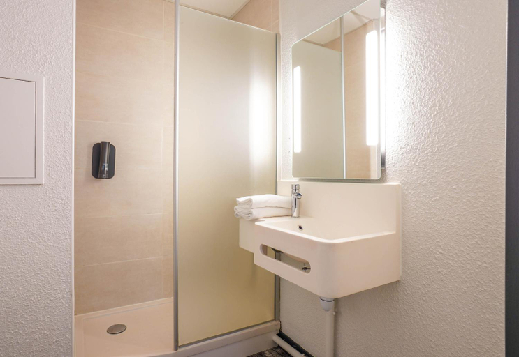 Bathroom 4, B&B HOTEL Paris Châtillon, Hauts-de-Seine
